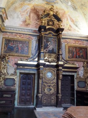 Porto 'nun en yüksek kesiminde, tarihi merkezinde, şehrin Azulejo katedralinin iç kısmı Portekiz seramik fayansları yükselir.