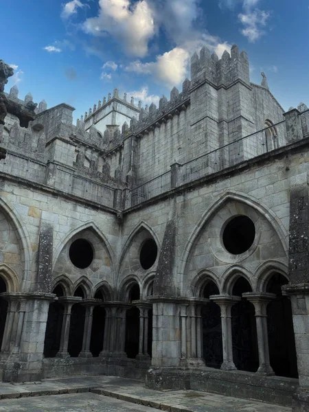ポルトの最も高い部分では その歴史的中心部では 市内の大聖堂のファサードの詳細を上げる — ストック写真