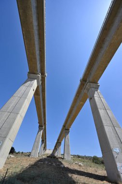 Tel Aviv Kudüs Demiryolu Köprüsü otoyol üzerindeki