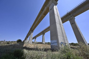 Tel Aviv Kudüs Demiryolu Köprüsü otoyol üzerindeki