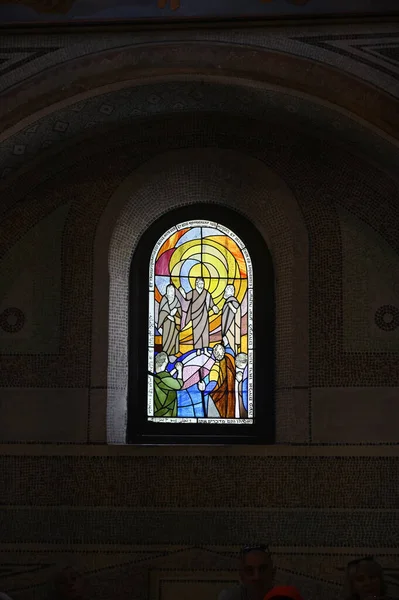 彩色玻璃窗拜特贾迈勒修道院拜特贾迈勒修道院拜特贾迈勒修道院位于以色列朱迪亚拜特谢梅旁边 是拉班伽马利勒二世的墓葬地拉班伽马利勒二世是使徒保罗的导师和导师 — 图库照片