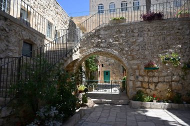 Kudüs Ortodoks Kilisesi 'nin Kudüs, İsrail' deki Kutsal Haç Manastırı 'nın avlusu.