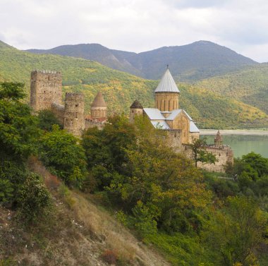 Gürcistan, Gürcistan 'daki Zhinvali barajının kıyısındaki Ananuri kalesi.