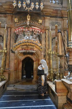 İsa 'nın Dirilişi Kilisesi Rotunda' nın merkezinde editör.