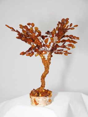 Kehribar parçalarından yapılma dekoratif kehribar ağacı.