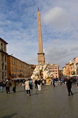 Piazza Navona, Roma 'nın en büyük ve en güzel meydanıdır. Üç barok çeşmeyle süslenmiş.