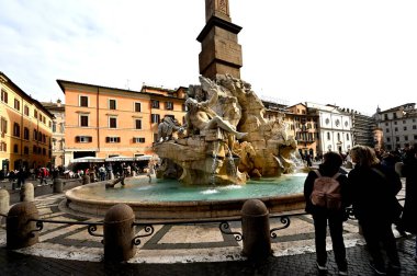 Piazza Navona, Roma 'nın en büyük ve en güzel meydanıdır. Üç barok çeşmeyle süslenmiş.