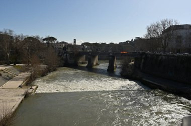 Roma şehrinin bulunduğu Tiber Nehri, ana merkez kamarasını geçmektedir..