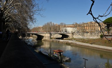 Roma şehrinin bulunduğu Tiber Nehri, ana merkez kamarasını geçmektedir..