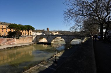 Roma şehrinin bulunduğu Tiber Nehri, ana merkez kamarasını geçmektedir..