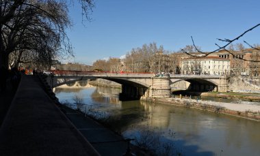 Roma şehrinin bulunduğu Tiber Nehri, ana merkez kamarasını geçmektedir..