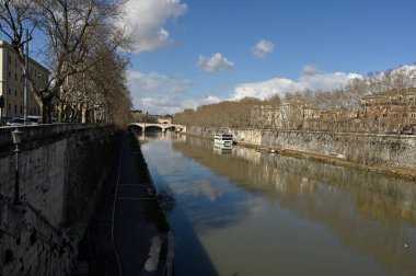 Roma şehrinin bulunduğu Tiber Nehri, ana merkez kamarasını geçmektedir..