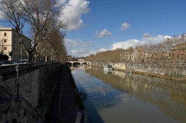 Roma şehrinin bulunduğu Tiber Nehri, ana merkez kamarasını geçmektedir..