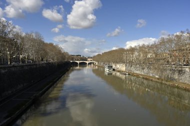 Roma şehrinin bulunduğu Tiber Nehri, ana merkez kamarasını geçmektedir..