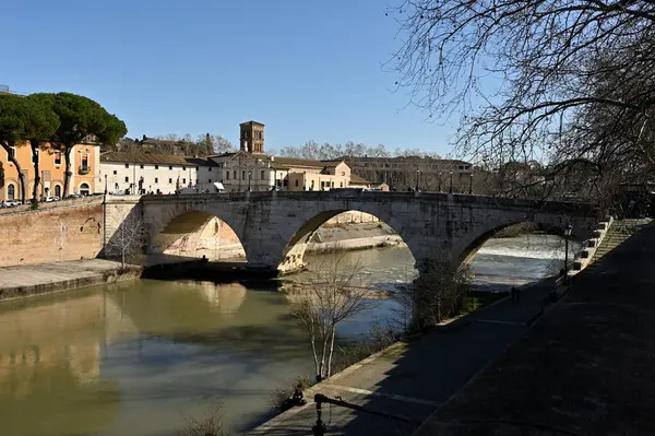 Roma şehrinin bulunduğu Tiber Nehri, ana merkez kamarasını geçmektedir..