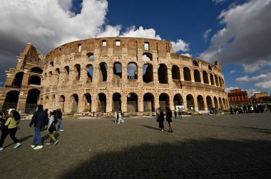 Kolezyum ya da Flavius Amfitiyatrosu Antik Roma 'nın bir mimari anıtıdır..