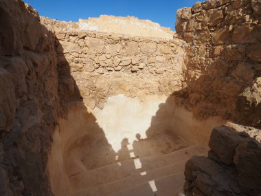 İsrail, Ölü Deniz 'in güneybatı kıyısındaki antik kalenin Masada Ulusal Parkı' nın iç kısımları. Kral Herod tarafından kış hamamı olarak inşa edildi.