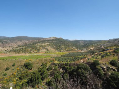 Golan Tepeleri 'ndeki Saar Şelalesi' nin gözlem güvertesinden Nimrod Kalesi 'nin görüntüsü