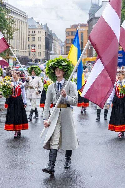 Riga Łotwa Lipiec 2023 Wesoły Uczestnik Ozdobiony Dębowym Wieńcem Dumnie — Zdjęcie stockowe