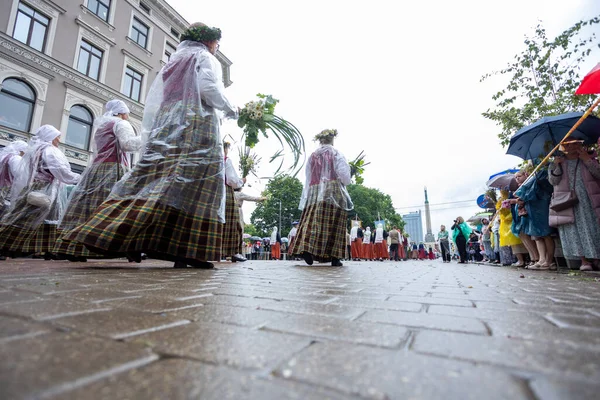 ラトビア ラトビア ユルリー2 2023 全国ラトビアの歌とダンスフェスティバルのオープニングパレード中に自由のモニュメントに向かって歩く伝統的な民俗衣装の参加者 — ストック写真