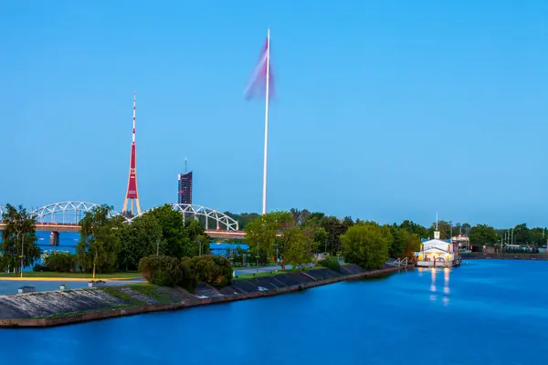 Una Vista Del Horizonte Riga Hora Azul Con Asta Bandera — Foto de Stock
