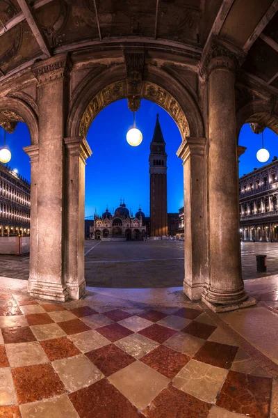 Scena Tranquilla Piazza San Marco Crepuscolo Incorniciata Dagli Archi Dell — Foto Stock