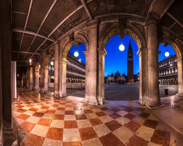 Scena Tranquilla Piazza San Marco Crepuscolo Incorniciata Dagli Archi Dell — Foto Stock