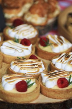 Gıda geçmişi olarak ahududulu marşmelov tatlısı.