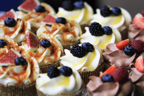 Böğürtlenli Tatlı Kekler Güzel Yemek Arkaplanı Olarak — Stok fotoğraf
