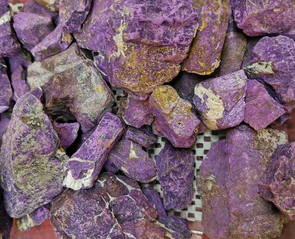 紫色矿物的质感是很好的天然背景 — 图库照片