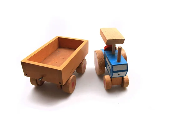 白い背景上に分離されて 古い木造のトラクターおもちゃ — ストック写真