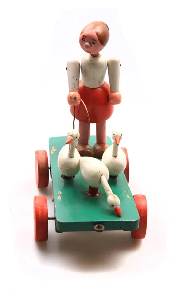 白い背景に孤立した古いグースガールのおもちゃ — ストック写真