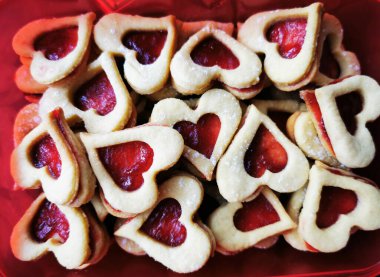 Reçelli tatlı kalpler çok güzel yemek arka planında