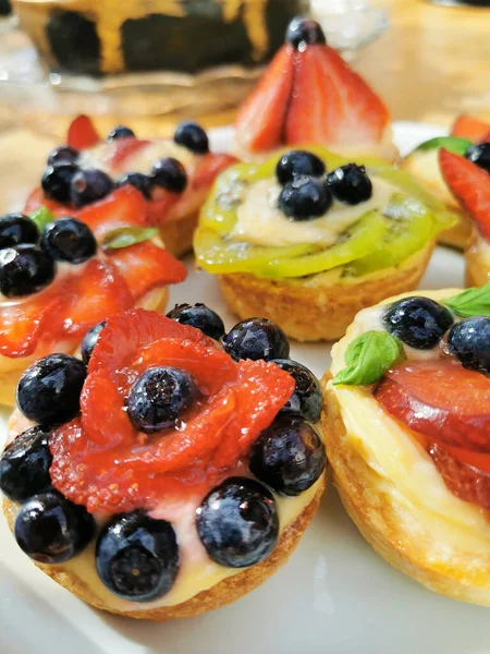 Small Cakes Fruits Nice Food Background — Stock Photo, Image
