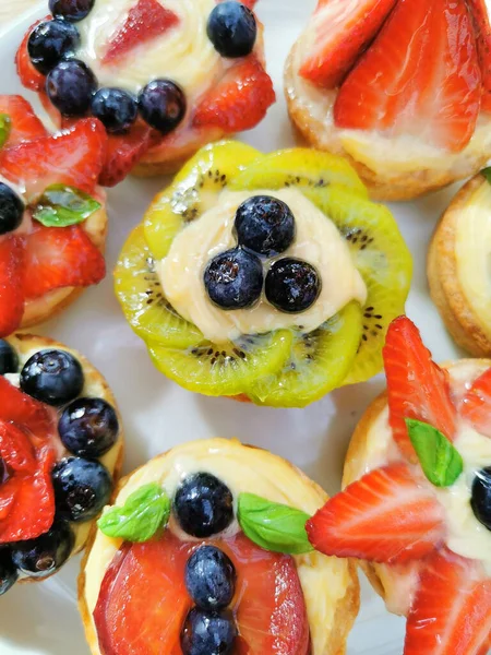 Small Cakes Fruits Nice Food Background — Stock Photo, Image