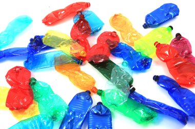 Beyaz arkaplanda izole edilmiş geri dönüşüm için birçok plastik şişe