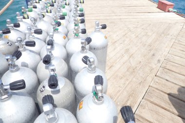 Arka planda çok güzel oksijen tüpleri var.