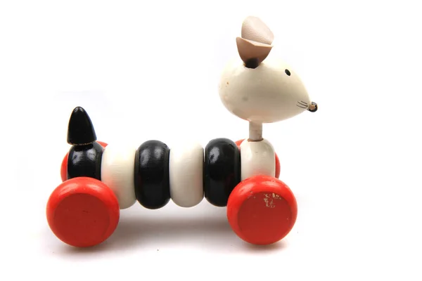 白い背景に隔離された古い木製のおもちゃのマウス — ストック写真