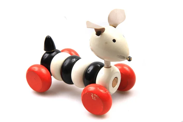 白い背景に隔離された古い木製のおもちゃのマウス — ストック写真