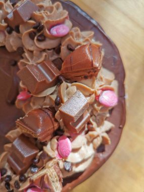 Tatlı çikolatalı pasta çok güzel bir yemek geçmişi var.