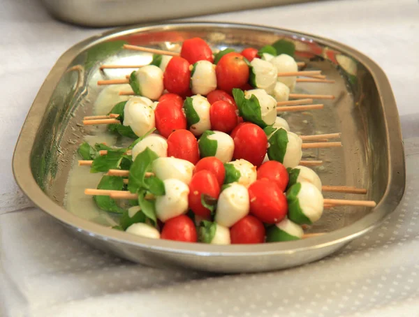 Mozzarella Tomate Avec Des Feuilles Basilic Comme Beau Fond Alimentaire — Photo