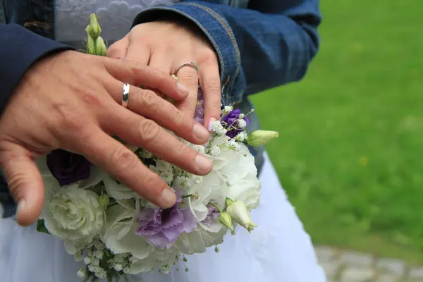 人手上的结婚戒指作为漂亮的背景 — 图库照片