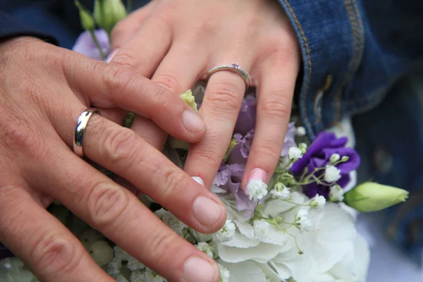 Anéis Casamento Nas Mãos Humanas Como Fundo Agradável — Fotografia de Stock