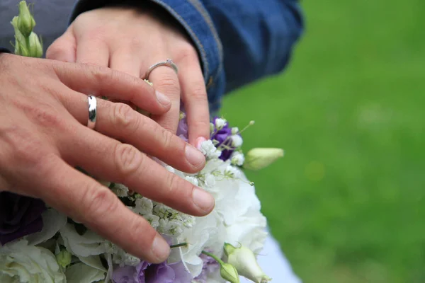 Anéis Casamento Nas Mãos Humanas Como Fundo Agradável — Fotografia de Stock