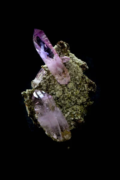紫水晶矿物在黑色背景下分离 — 图库照片