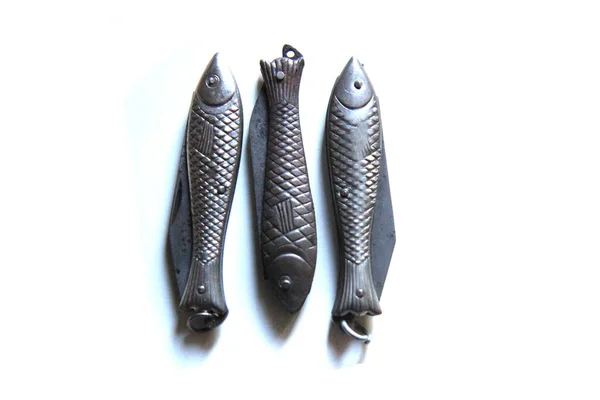 Ψάρια Σχήμα Μεταλλικά Μαχαίρια Που Απομονώνονται Στο Λευκό Φόντο — Φωτογραφία Αρχείου