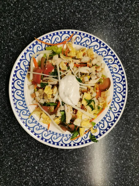 新鲜沙拉酱色拉作为美味食物的背景 — 图库照片