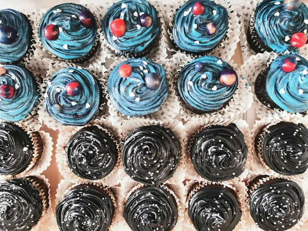 Koyu Mavi Kapkekler Çok Güzel Yemek Arkaplanı — Stok fotoğraf