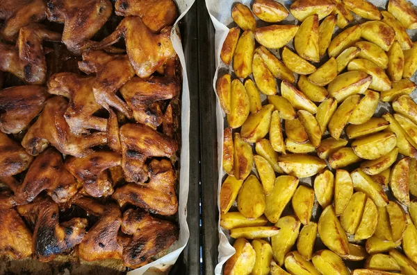 Smażone Skrzydełka Kurczaka Ziemniaki Jako Bardzo Ładne Tło Żywności — Zdjęcie stockowe