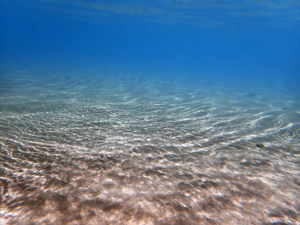 水の下の砂の質感を背景に — ストック写真